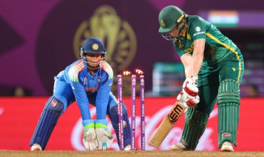 Hindistan 'dan Depti Sharma, ICC Kadınlar ODI Dünya Kriket Kupası finalinde Güney Afrikalı Annerie Dercksen' in kalesini alıyor. 2025 sezonunda Hindistan Kadınlar Güney Afrikalı kadınlara karşı Dr. D.Y. Patil Spor Akademisi, Navi Mumbai, Hindistan, 2 Kasım 202