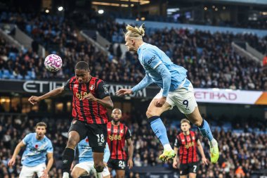 Manchester City 'den Erling Haaland Premier League maçında Manchester City ile Bournemouth maçında 2 Kasım 202' de Etihad Stadyumu 'nda kaleye doğru ilerliyor.