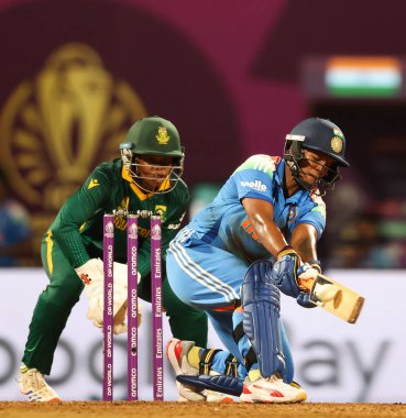 Hindistan 'dan Depti Sharma, 2025 Dünya Bayanlar ODI Dünya Kupası finalinde Hindistan Kadınlar Güney Afrikalı kadınlara karşı Dr. D.Y. oturumunda. Patil Spor Akademisi, Navi Mumbai, Hindistan, 2 Kasım 202