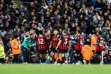 Bournemouth 'dan Tyler Adams, Premier League maçında Manchester City ile Etihad Stadyumu' nda oynanan karşılaşmada 1-1 'lik galibiyetini kutluyor.