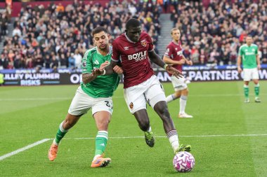 West Ham United takımından El Hacı Malick Diouf, 2 Kasım 202 'de Londra' daki Londra Stadyumu 'nda oynanan Premier League maçında Bruno Guimaraes' i serbest bıraktı.