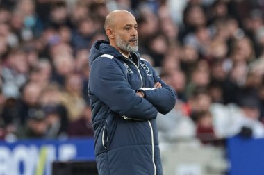 West Ham United 'ın Nuno Espirito Santo teknik direktörü, Premier League maçında West Ham United Newcastle United' a karşı Londra Stadyumu 'nda 2 Kasım 202' de seyrediyor.