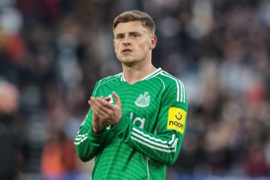 Newcastle Untie 'den Harvey Barnes, Premier League' in 2 Kasım 202 'de Londra Stadyumu' nda oynanan West Ham United - Newcastle United maçının son düdüğü sonrasında taraftarları alkışlıyor.