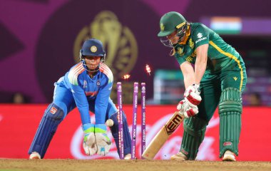 Hindistan 'dan Depti Sharma, ICC Kadınlar ODI Dünya Kriket Kupası finalinde Güney Afrikalı Annerie Dercksen' in kalesini alıyor. 2025 sezonunda Hindistan Kadınlar Güney Afrikalı kadınlara karşı Dr. D.Y. Patil Spor Akademisi, Navi Mumbai, Hindistan, 2 Kasım 202