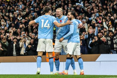 Manchester City 'den Erling Haaland, Premier League maçında Manchester City' ye karşı Etihad Stadyumu 'nda 2-1' lik galibiyet golünü kutluyor.