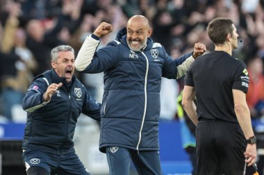 West Ham United takımının teknik direktörü Nuno Espirito Santo, Premier League maçında West Ham United ile Newcastle United 'ın 2 Kasım 202' de Londra 'daki Londra Stadyumu' nda oynanan karşılaşmada 3-1 'lik galibiyetini kutluyor.