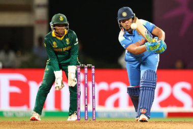 Hindistan 'dan Richa Ghosh, ICC Dünya Kriket Şampiyonası 2025 sezonunda Hindistan Kadınlar Güney Afrikalı kadınlara karşı Dr. D.Y' de. Patil Spor Akademisi, Navi Mumbai, Hindistan, 2 Kasım 202