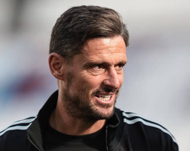 Premier League maçı sırasında Newcastle United 'ın teknik direktör yardımcısı Jason Tindall Londra Stadyumu' nda West Ham United 'a karşı Newcastle United, 2 Kasım 2025 