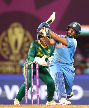 Hindistan 'dan Depti Sharma, 2025 Dünya Bayanlar ODI Dünya Kupası finalinde Hindistan Kadınlar Güney Afrikalı kadınlara karşı Dr. D.Y. oturumunda. Patil Spor Akademisi, Navi Mumbai, Hindistan, 2 Kasım 202