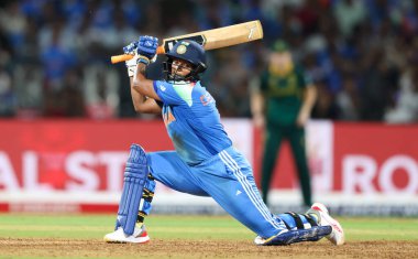 Hindistan 'dan Depti Sharma, 2025 Dünya Bayanlar ODI Dünya Kupası finalinde Hindistan Kadınlar Güney Afrikalı kadınlara karşı Dr. D.Y. oturumunda. Patil Spor Akademisi, Navi Mumbai, Hindistan, 2 Kasım 202