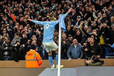 Manchester City 'den Erling Haaland, Premier League maçında Manchester City' ye karşı Etihad Stadyumu 'nda 2-1' lik galibiyet golünü kutluyor.