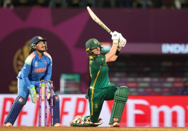 Hindistan 'dan Depti Sharma (Kaptan) ICC Dünya Kriket Şampiyonası 2025 sezonunda Güney Afrikalı Laura Wolvaardt (Kaptan) Dr. D.Y. Patil Spor Akademisi, Navi Mumbai, Hindistan, 2 Kasım 202