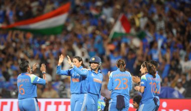 Hindistan 'dan Depti Sharma, 2025 Dünya Bayanlar Kriket Kupası finalinde Hindistan' dan Amanjot Kaur 'un Güney Afrikalı Laura Wolvaardt' ı (Kaptan) yakaladı. Patil Spor Akademisi, 