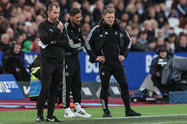Newcastle United 'ın kederli bir Eddie Howe yöneticisi ve Newcastle United' ın Jason Tindall teknik direktör yardımcısı Premier League maçında West Ham United Newcastle United 'a karşı Londra Stadyumu' nda 2 Kasım 202 'de