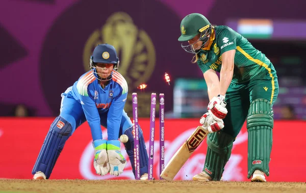 Hindistan 'dan Depti Sharma, ICC Kadınlar ODI Dünya Kriket Kupası finalinde Güney Afrikalı Annerie Dercksen' in kalesini alıyor. 2025 sezonunda Hindistan Kadınlar Güney Afrikalı kadınlara karşı Dr. D.Y. Patil Spor Akademisi, Navi Mumbai, Hindistan, 2 Kasım 202