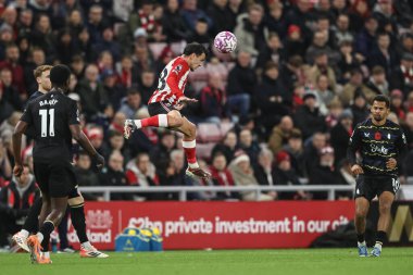 Sunderland 'dan Enzo Le Fe Premier Lig karşılaşmasında Sunderland Everton' a karşı Stadium Of Light, Sunderland, İngiltere, 3 Kasım 2025 'de yüksek topu kazanmak için atlıyor. 