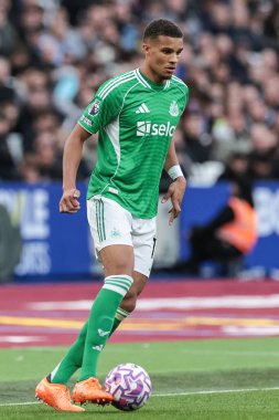 Newcastle United takımından Malick Thiaw Premier League maçında topu Londra 'daki Newcastle United' a karşı 2 Kasım 2025 'te Londra Stadyumu' nda aldı. 