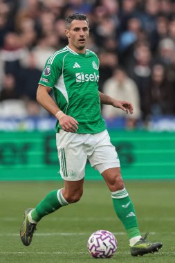 Newcastle 'dan Fabian Schar Premier Lig maçı sırasında Londra, İngiltere' deki Newcastle United 'a karşı 2 Kasım 2025' te oynanan maçta topla Unchar 'ı yendi. 