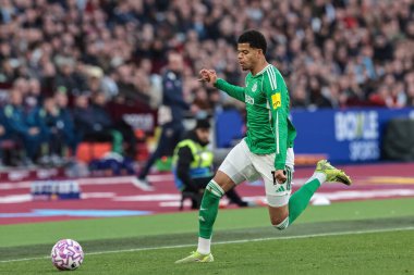 Newcastle Untie takımından William Osula, Premier League maçında topu Londra 'daki Newcastle United' a karşı 2 Kasım 2025 'te Londra Stadyumu' nda kırdı. 