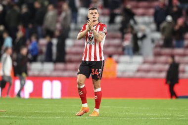 Sunderland 'lı GranitXhaka, Premier League maçında Sunderland Everton' a karşı oynadığı 3 Kasım 2025 'te oynanan final düdüğü sonrasında taraftarları alkışlıyor. 