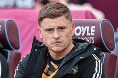 Newcastle 'dan Harvey Barnes Premier League maçında yedek kulübesinde West Ham United, Newcastle United' a karşı Londra Stadyumu, İngiltere, 2 Kasım 2025 