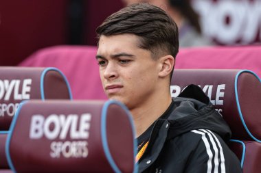 Newcastle 'dan Lewis Miley Premier League maçında yedek kulübesinde West Ham United, Newcastle United' a karşı Londra Stadyumu, İngiltere, 2 Kasım 2025 