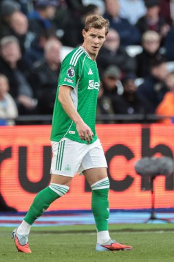Newcastle 'dan Emil Krafth Premier Lig maçında West Ham United, Newcastle United' a karşı Londra Stadyumu, İngiltere, 2 Kasım 2025 