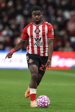 Sunderland 'dan Noah Sadiki Premier Lig karşılaşmasında topla birlikte Sunderland Everton' a karşı 3 Kasım 2025 'te Sunderland Stadyumu' nda.