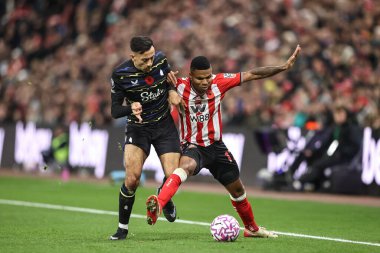 Sunderland 'dan Reinildo Mandava ve Everton' dan Dwight McNeil Premier Lig karşılaşmasında Sunderland Everton 'a karşı Sunderland, Sunderland, İngiltere' de 3 Kasım 2025 'de oynadılar.