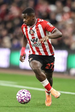 Sunderland takımından Reinildo Mandava, 3 Kasım 2025 'te Sunderland Everton' a karşı oynadığı Premier Lig maçında topu bırakıyor. 