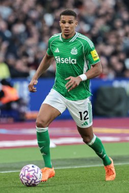 Newcastle United takımından Malick Thiaw Premier League maçında topu Londra 'daki Newcastle United' a karşı 2 Kasım 2025 'te Londra Stadyumu' nda aldı. 