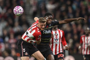 Sunderland 'dan Daniel Ballard Premier League karşılaşmasında Everton' dan Thierno Barry 'nin Everton' a karşı oynadığı Sunderland-Everton Stadyumu 'nda 3 Kasım 2025' de faul yaptı.
