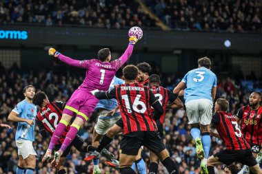 Bournemouth kalecisi Corce Petrovi Premier Lig maçında Manchester City 'ye karşı Etihad Stadyumu, Manchester, İngiltere' de 2 Kasım 2025 'te oynanan maçta topa vuruyor. 