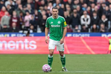 Newcastle 'dan Fabian Schar Premier Lig maçı sırasında Londra, İngiltere' deki Newcastle United 'a karşı 2 Kasım 2025' te oynanan maçta topla Unchar 'ı yendi. 