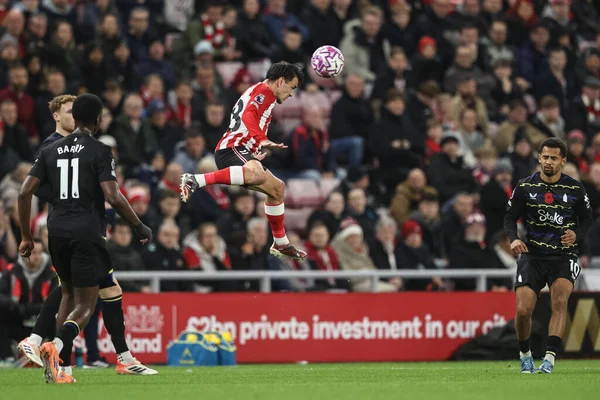 Sunderland 'dan Enzo Le Fe Premier Lig karşılaşmasında Sunderland Everton' a karşı Stadium Of Light, Sunderland, İngiltere, 3 Kasım 2025 'de yüksek topu kazanmak için atlıyor. 
