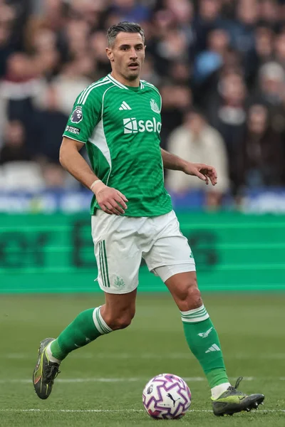 Newcastle 'dan Fabian Schar Premier Lig maçı sırasında Londra, İngiltere' deki Newcastle United 'a karşı 2 Kasım 2025' te oynanan maçta topla Unchar 'ı yendi. 