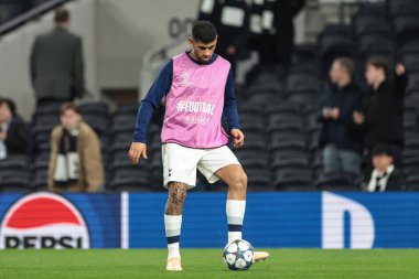 Tottenham Hotspur 'dan Cristian Romero, UEFA Şampiyonlar Ligi Maçı' nda maç öncesi ısınma oturumunda 8 Tottenham Hotspur ve F.C. Kopenhag Tottenham Hotspur Stadyumu, Londra, İngiltere 4 Kasım 2025