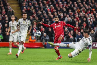 Real Madrid 'den Federico Valverde, Liverpool' lu Mohamed Salah 'ın, Liverpool, Liverpool' daki Real Madrid maçında attığı golü engelledi. 