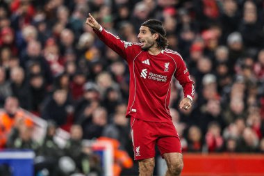 Liverpool 'dan Dominik Szoboszlai, 4 Kasım 2025 tarihinde İngiltere' nin Liverpool kentinde oynanan Liverpool-Real Madrid maçında takımına talimatlar veriyor.