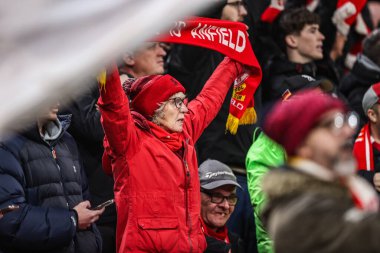 Liverpool taraftarları, UEFA Şampiyonlar Ligi 4 / 8 Liverpool-Real Madrid maçında 4 Kasım 2025 tarihinde Anfield, Liverpool, İngiltere 'de oynanan maçın başından önce Youll Never Walk Alone şarkısını söylüyorlar.