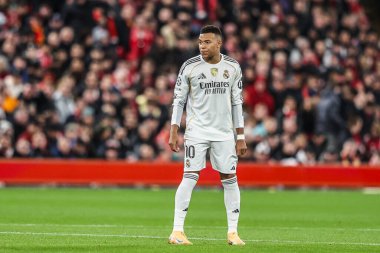 Real Madrid 'den Kylian Mbappe UEFA Şampiyonlar Ligi maçında 4 / 8 Liverpool Real Madrid' e karşı Anfield, Liverpool, İngiltere 