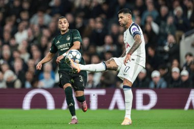 Tottenham Hotspur 'dan Cristian Romero, UEFA Şampiyonlar Ligi 4. Tottenham Hotspur FC maçında Kopenhag' lı Elias Achouri 'nin attığı topu kontrol ediyor. Tottenham Hotspur Stadyumu 'nda Kopenhag 