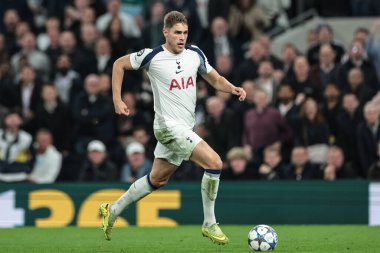 Tottenham Hotspur 'dan Micky van de Ven topa vuruyor ve UEFA Şampiyonlar Ligi Maçı' nda 8 Tottenham Hotspur 'un 4' üncü maçında sayı yapmaya devam ediyor. Kopenhag Tottenham Hotspur Stadyumu, Londra, 4 Kasım 202