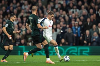 Tottenham Hotspur takımından Micky van de Ven, UEFA Şampiyonlar Ligi maçında 3-0 yenildi. Kopenhag Tottenham Hotspur Stadyumu, Londra, İngiltere 4 Kasım 2025