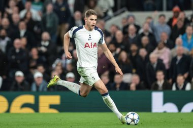 Tottenham Hotspur 'dan Micky van de Ven topa vuruyor ve UEFA Şampiyonlar Ligi Maçı' nda 8 Tottenham Hotspur 'un 4' üncü maçında sayı yapmaya devam ediyor. Kopenhag Tottenham Hotspur Stadyumu, Londra, İngiltere 4 Kasım 2025