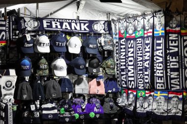 Tottenham atkıları ve şapkaları UEFA Şampiyonlar Ligi Maçı 'nda satışa sunuldu. Tottenham Hotspur, 8 Tottenham Hotspur' a karşı F.C. Kopenhag Tottenham Hotspur Stadyumu, Londra, İngiltere 4 Kasım 2025