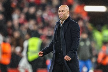 Liverpool 'un Arne Slot teknik direktörü, 4 Kasım 2025' te Liverpool, Liverpool 'da oynanan Liverpool Şampiyonlar Ligi 4. Maçı maçından sonra Liverpool' dan Andrew Robertson 'a surat asıyor.