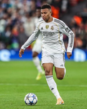Real Madrid 'den Kylian Mbappe, 4 Kasım 2025' te İngiltere 'nin Liverpool kentinde oynanan 8 Liverpool Real Madrid maçında topu aldı.