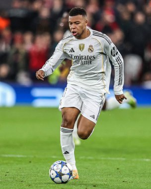 Real Madrid 'den Kylian Mbappe, 4 Kasım 2025' te İngiltere 'nin Liverpool kentinde oynanan 8 Liverpool Real Madrid maçında topu aldı.