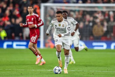 Real Madrid 'den Kylian Mbappe, 4 Kasım 2025' te İngiltere 'nin Liverpool kentinde oynanan 8 Liverpool Real Madrid maçında topu aldı.